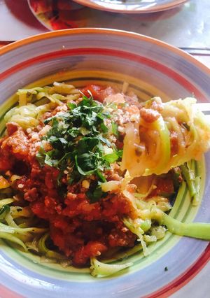 Una foto de Tallarines de zucchini en salsa bolognesa