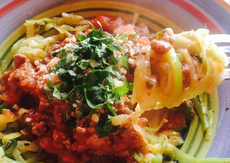 Tallarines de zucchini en salsa bolognesa