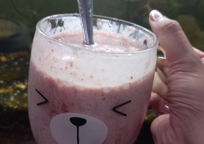 Cara Gampang Membuat Banana Strawberry Smoothie/Milkshake with Strawberry Jam! yang Enak Banget