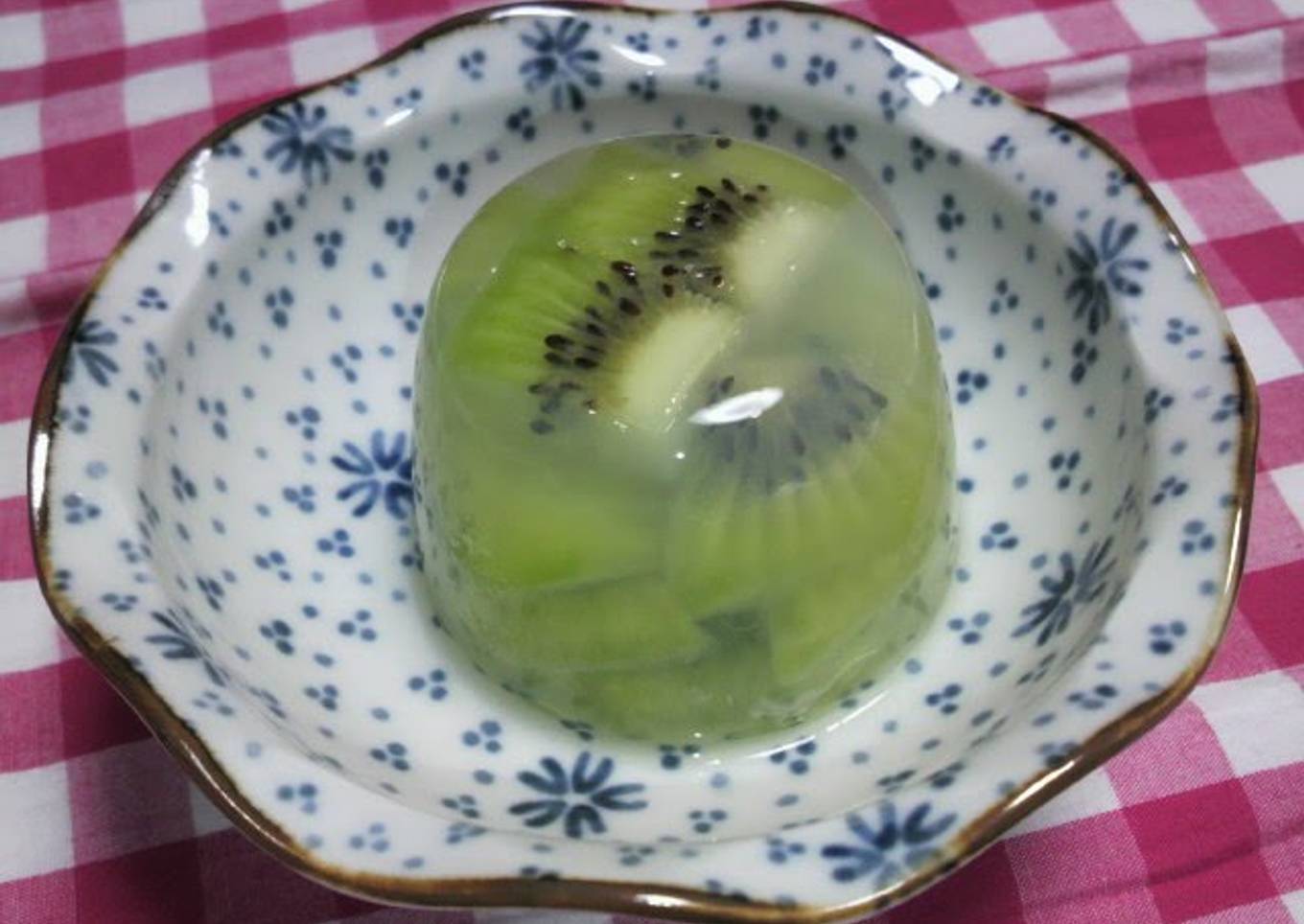 Easy Whole Kiwi Jello using Kanten