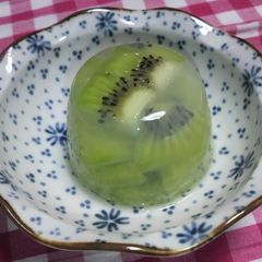 A picture of Easy Whole Kiwi Jello using Kanten.