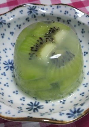 A picture of Easy Whole Kiwi Jello using Kanten.