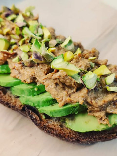 Foto di Avocado toast con pesto di pomodorini secchi e pistacchi