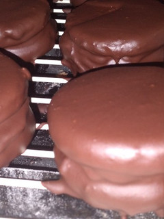 Una foto de Alfajores de chocolate 🍫 estilo marplatenses!!!