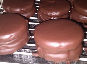Una foto de Alfajores de chocolate 🍫 estilo marplatenses!!!