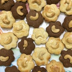 A picture of Cashew nuts cookies.