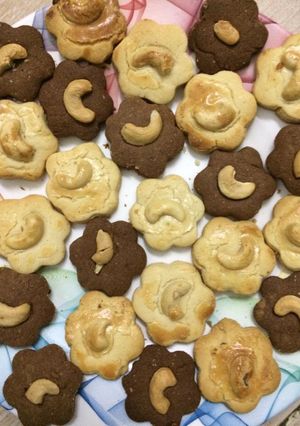 A picture of Cashew nuts cookies.