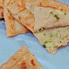 A picture of Khasta karara aalo paratha.