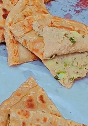 A picture of Khasta karara aalo paratha.