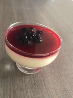 Una foto de Sémola con leche y salsa de vino