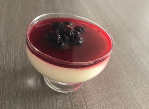 Una foto de Sémola con leche y salsa de vino