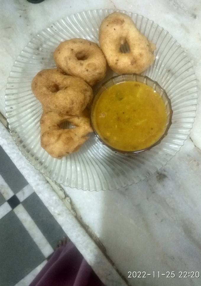 મેંદુ વડા (Medu Vada Recipe In Gujarati) રેસીપી મુખ્ય ફોટો