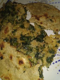 बथुआ का पराठा (Bathua ka paratha recipe in hindi) रेसिपी मुख्य फोटो