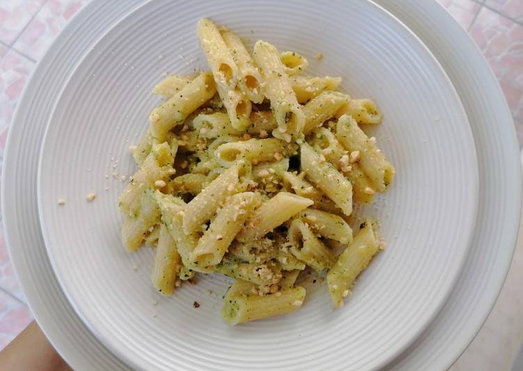 Penne con crema di zucchine e granella di nocciole