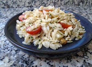 Una foto de Ensalada de orzo y garbanzos tostados