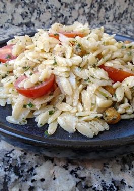 Una foto de Ensalada de orzo y garbanzos tostados
