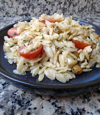Foto principal de Ensalada de orzo y garbanzos tostados
