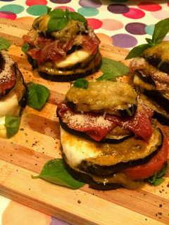 Una foto de Berenjenas a la parmesana con pesto y jamón