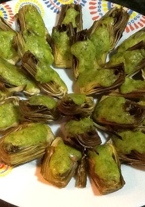 Una foto de Cuartos de alcachofas al horno con ajoaceite de perejil