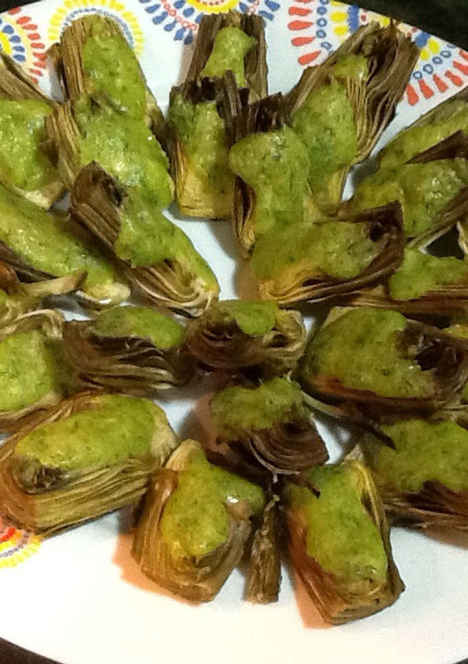 Una foto de Cuartos de alcachofas al horno con ajoaceite de perejil