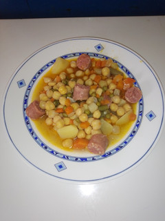 Una foto de Garbanzos con chorizo 👩🍳🥄