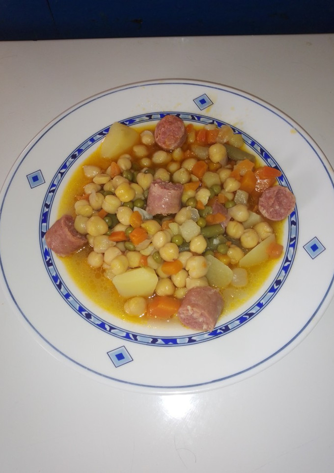 Una foto de Garbanzos con chorizo 👩‍🍳🥄