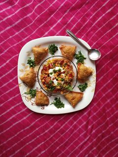 સમોસા ચાટ (Samosa Chaat Recipe In Gujarati) રેસીપી મુખ્ય ફોટો