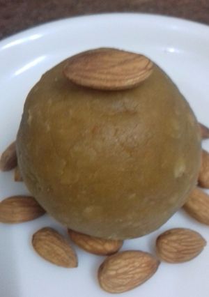 चूरमा लड्डू(Churma laddu recipe in Hindi) रेसिपी मुख्य फोटो