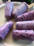 Paletas heladas de crema con mezcla de moras