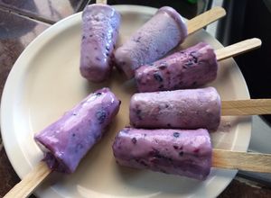 Una foto de Paletas heladas de crema con mezcla de moras