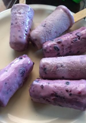Una foto de Paletas heladas de crema con mezcla de moras