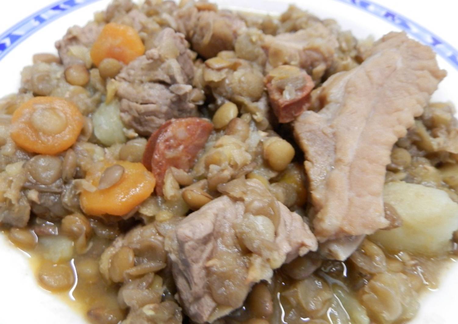 Lentejas con costilla salada de cerdo y ternera Receta de Carmem- Cookpad