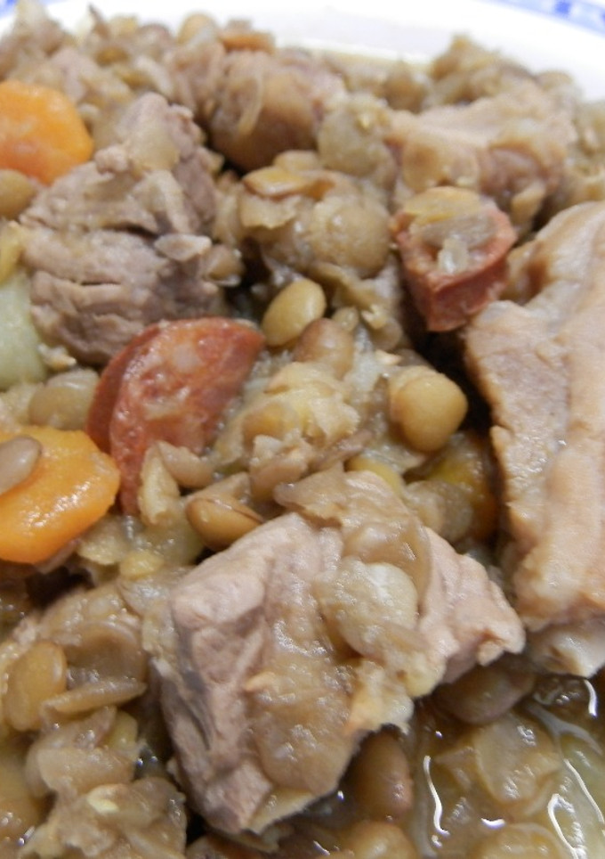 Una foto de Lentejas con costilla salada de cerdo y ternera