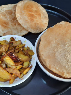 आलू की भुजिया और अजवाइन पूरी (Aloo ki bhujia aur ajwain puri recipe in hindi) रेसिपी मुख्य फोटो