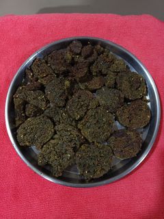 कोथिंबीर वडी (kothimbir wadi recipe in marathi) रेसिपी चे मुख्य फोटो