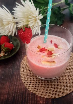 A picture of Strawberry coconut cream smoothie.