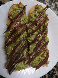 Una foto de Baguette con guacamole y anchoas