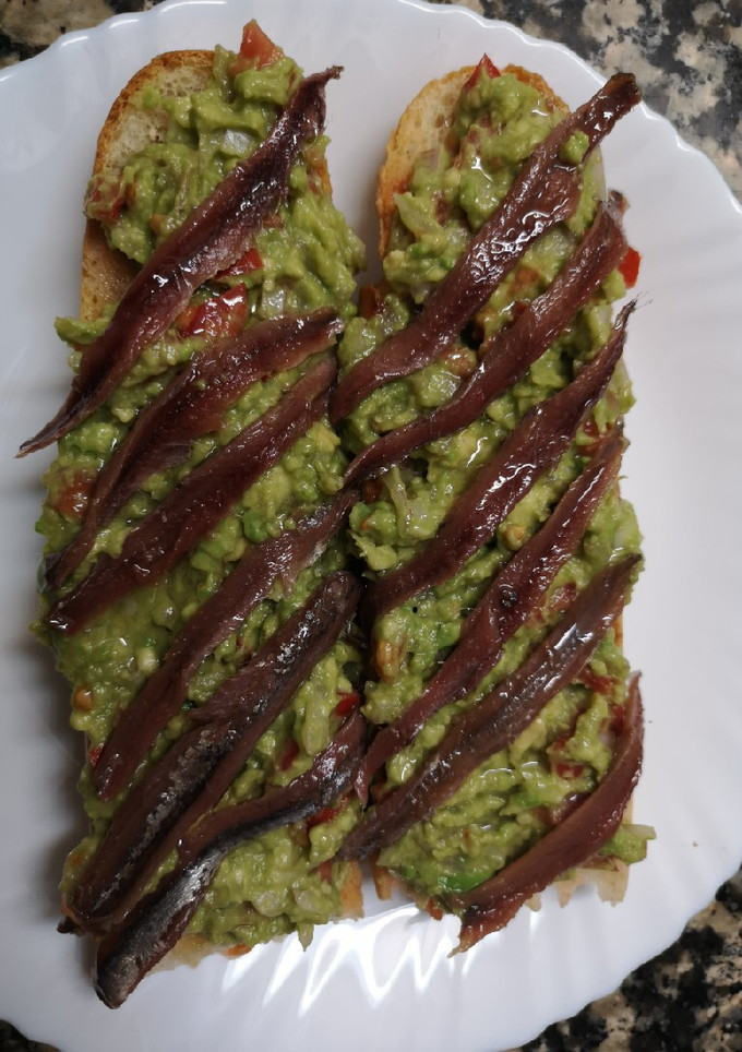 Una foto de Baguette con guacamole y anchoas