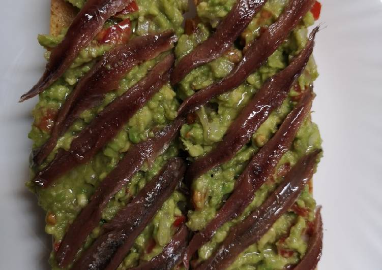 Baguette con guacamole y anchoas