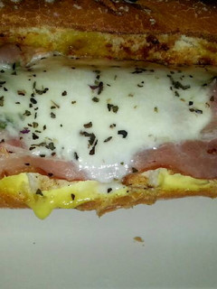 Una foto de Bocadillo de pollo con menta