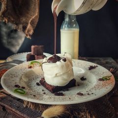 A picture of Brownie with Ice cream.