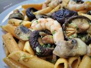 Una foto de pasta con setas
