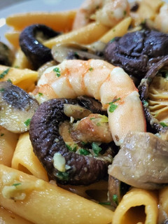 Una foto de Macarrones con shiitake, portobello y langostinos al ajillo