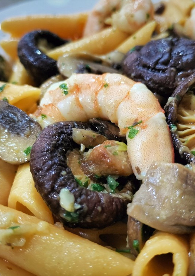 Una foto de Macarrones con shiitake, portobello y langostinos al ajillo