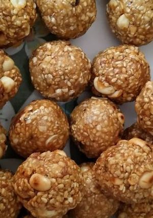 तिल के लड्डू (til ke ladoo recipe in Hindi) रेसिपी मुख्य फोटो