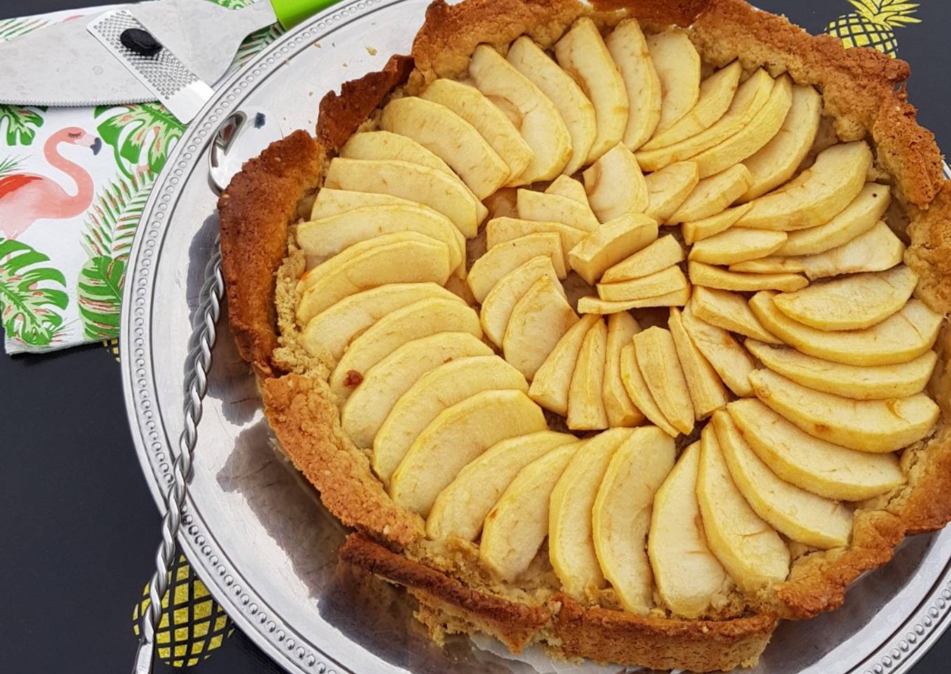 Tarte aux pommes parfumée à la fève tonka en coque de céréales et graines