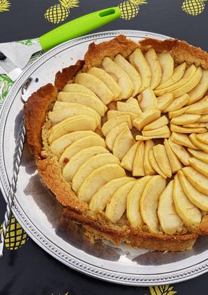 Une photo de Tarte aux pommes parfumée à la fève tonka en coque de céréales et graines