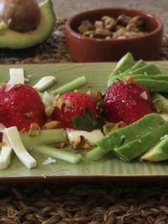 Una foto de Ensalada de queso Burgos y fresas