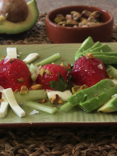 Una foto de Ensalada de queso Burgos y fresas