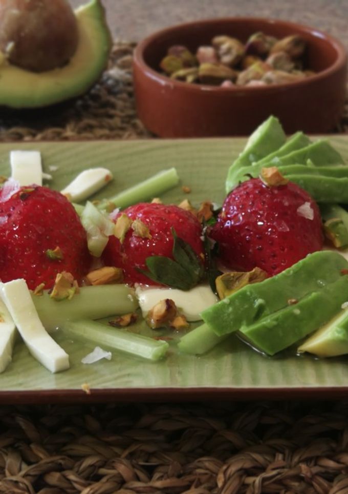 Una foto de Ensalada de queso Burgos y fresas